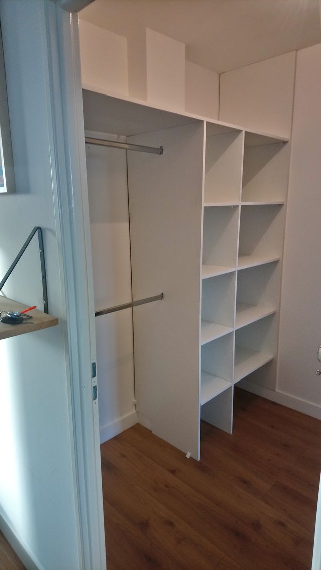 Dressing blanc sur mesure avec penderies et casiers, à Nantes