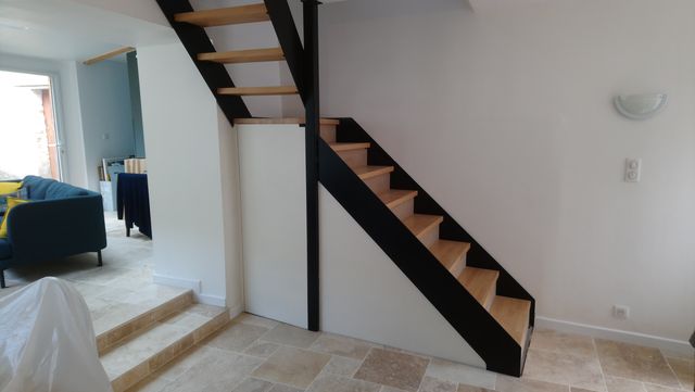 Escalier acier et bois dans un séjour, placard aménagé dessous, à Oudon