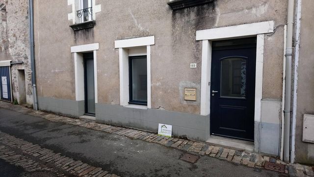 Maison de bourg à Oudon : porte d'entrée, porte-fenêtre et fenêtre gris anthracite
