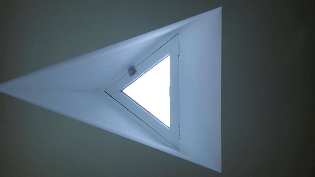 Habillage en plaques de plâtre d'une fenêtre de toit triangulaire, à Orvault