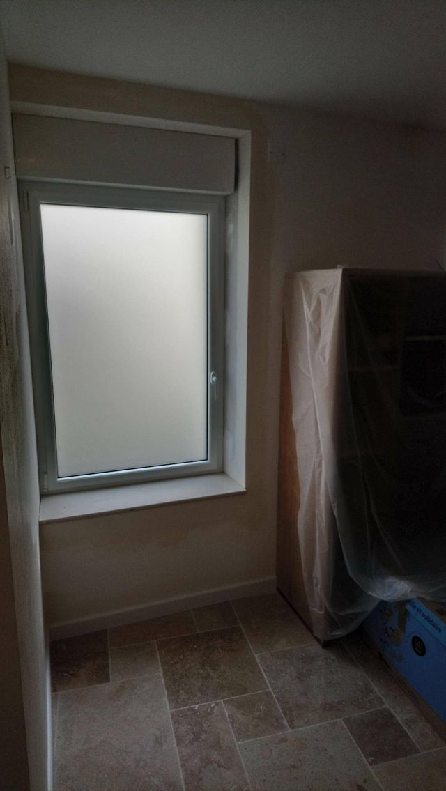 Fenêtre blanche avec coffre de volet roulant, pose en rénovation