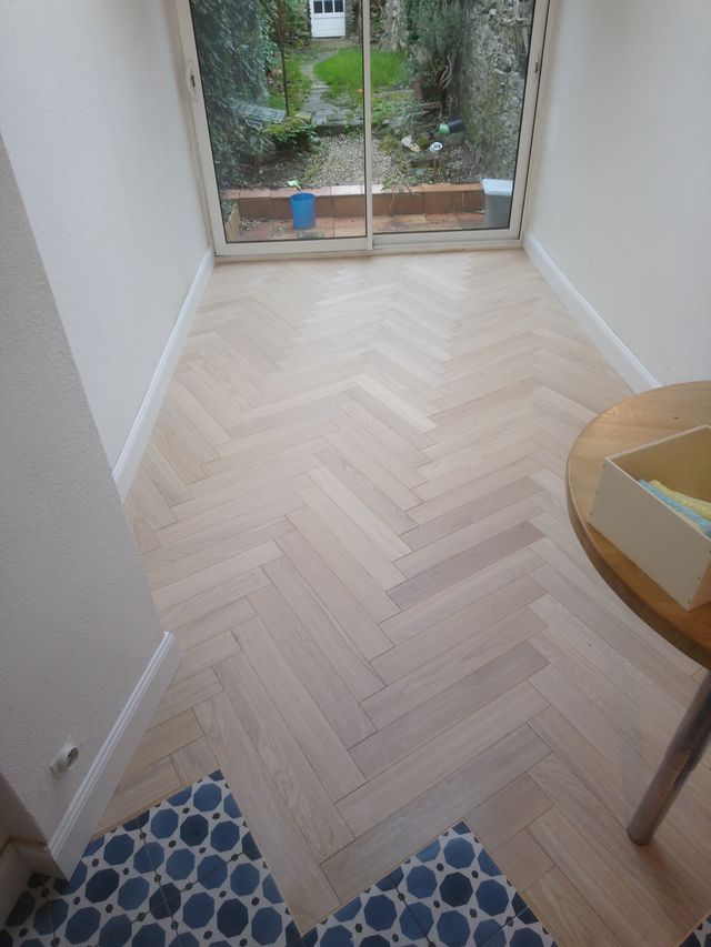 Parquet en point de Hongrie clair jusqu'à la baie vitrée, à Nantes