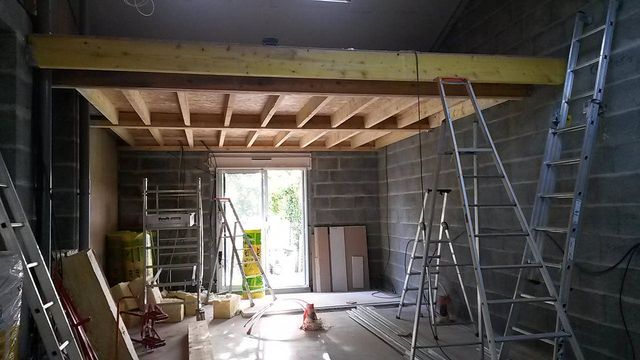 Création d'un plancher bois sur solives dans une maison en rénovation