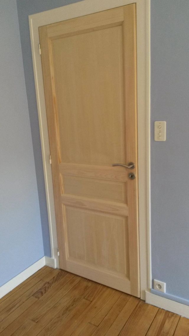 Porte intérieure en bois massif à panneaux