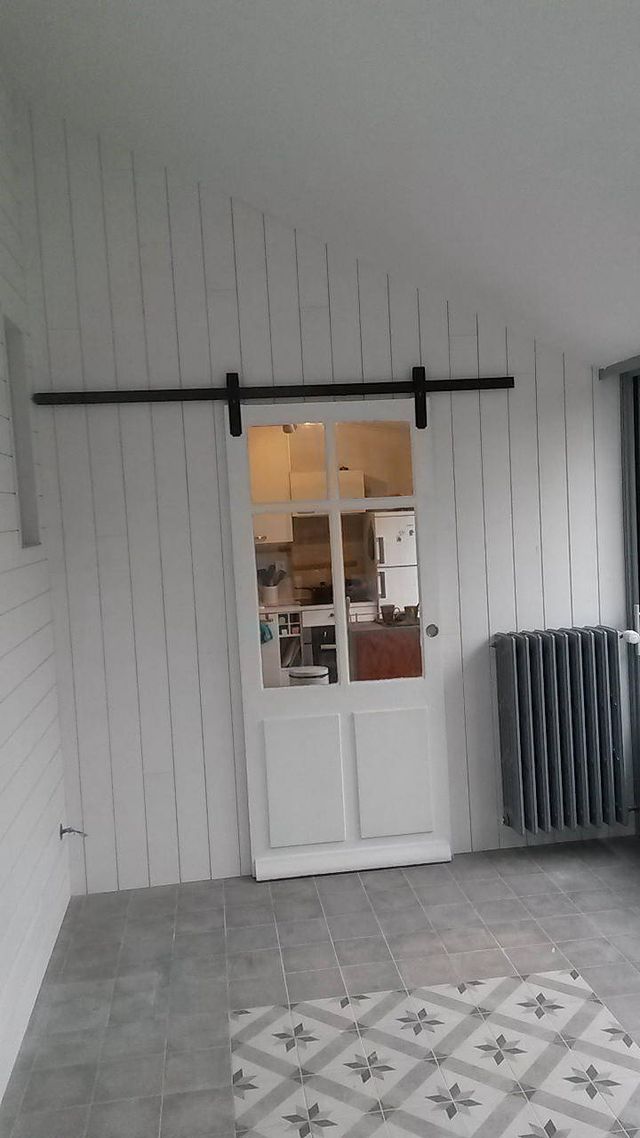 Porte coulissante sur rail apparent style atelier, à petits carreaux, fermée