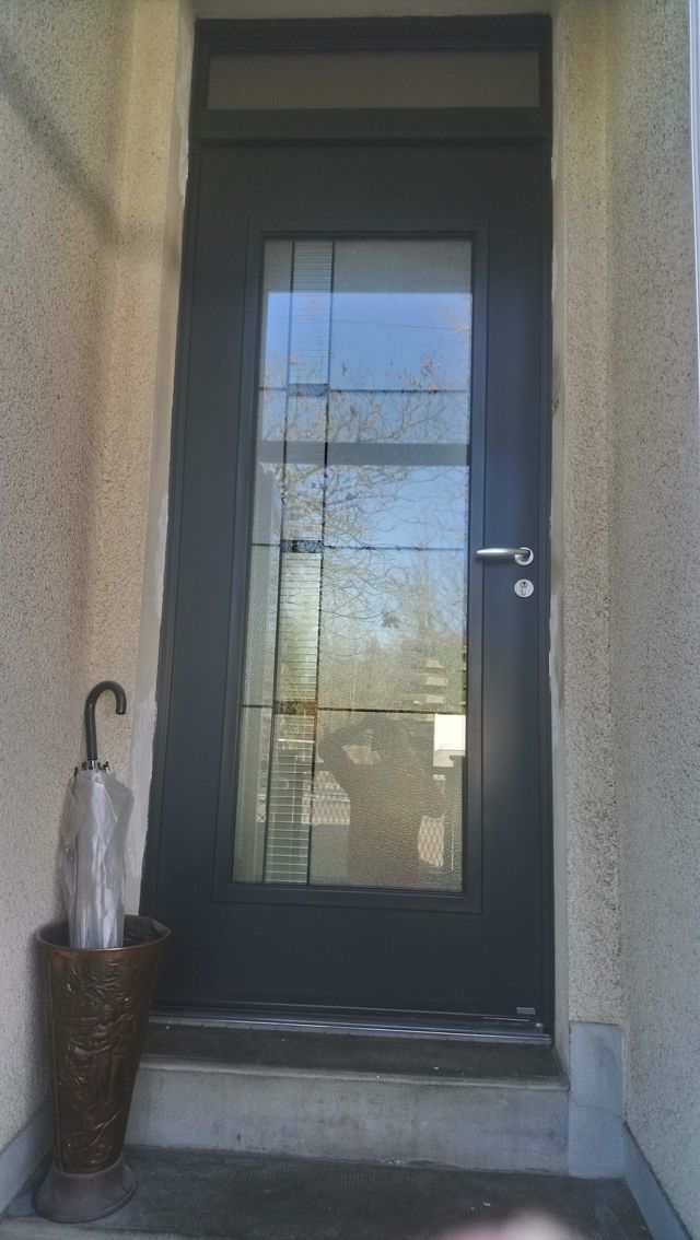 Porte d'entrée en aluminium gris anthracite à grand vitrage et imposte, à Nantes
