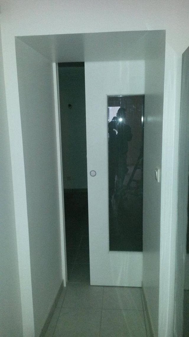 Porte à galandage à vitrage étroit dans un dégagement