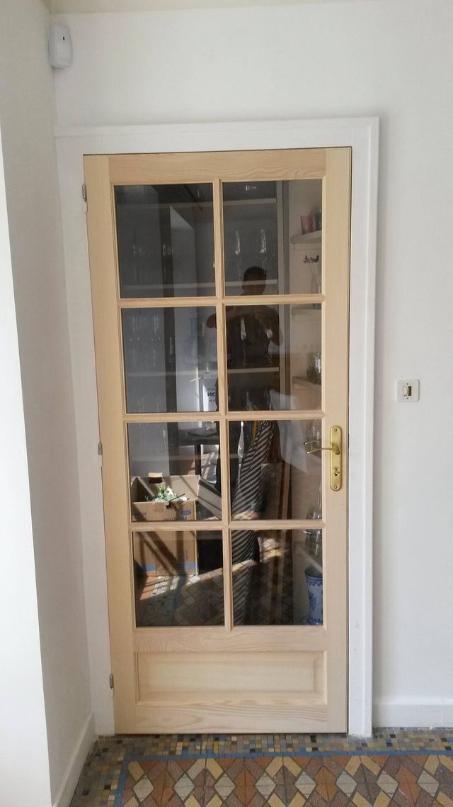 Porte intérieure en bois à petits carreaux