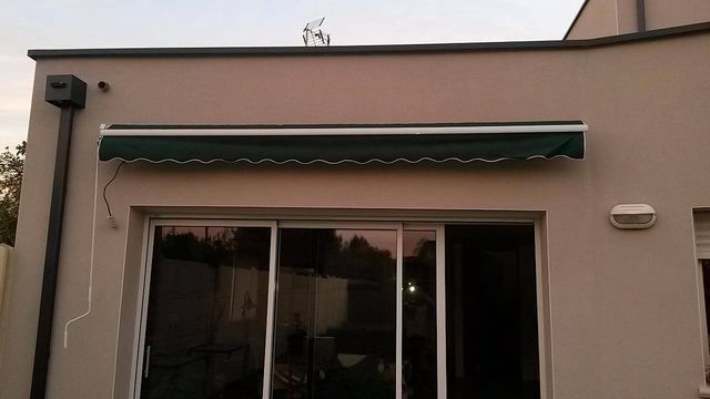 Store banne au-dessus d'une baie vitrée coulissante