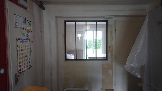 Verrière d'atelier noire posée entre deux pièces, à Nantes