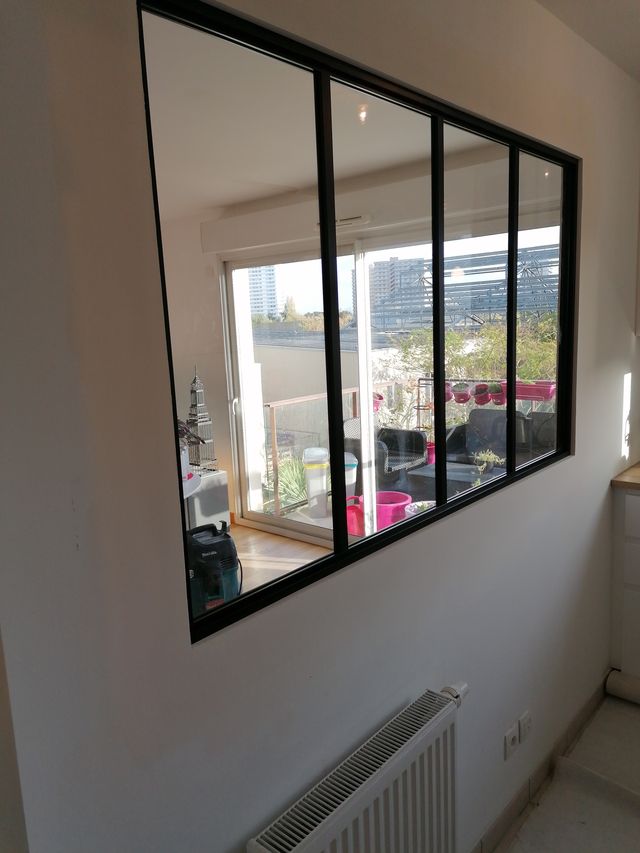 Après : verrière d'atelier noire à quatre carreaux, sur l'île de Nantes